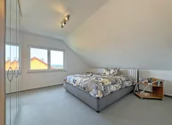 Schlafzimmer mit separater Ankleide (Dachgeschoss)