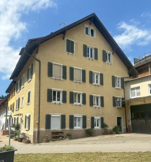 Außenanischt - Haus kaufen in Zell im Wiesental - vollvermietetes Mehrfamilienhaus mit vier Einheiten in Zell im Wiesental