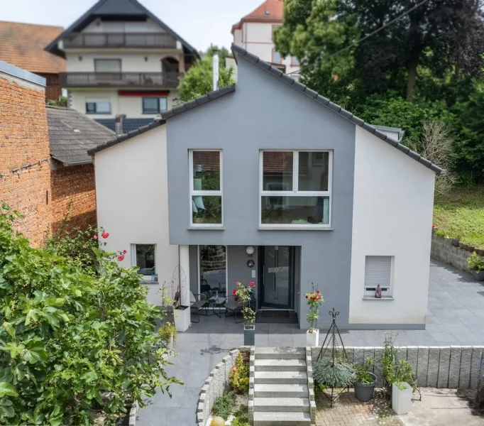 Front EFH - Haus kaufen in Offenburg - Traditionsreiche badische Küche trifft modernes Einfamilienhaus