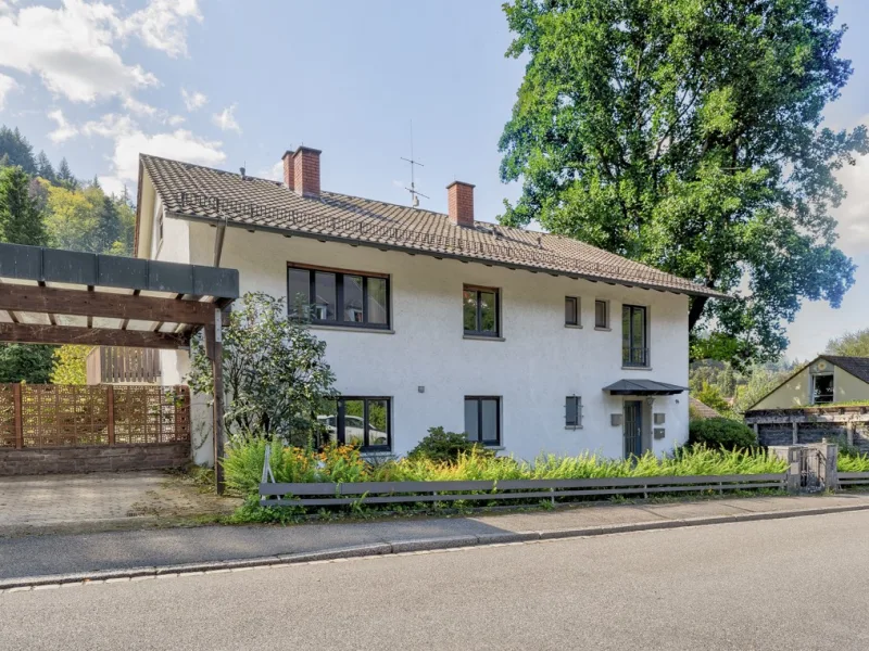 Außenansicht mit Carport - Haus kaufen in Freiburg - Charmantes Zweifamilienhaus in beliebter Lage