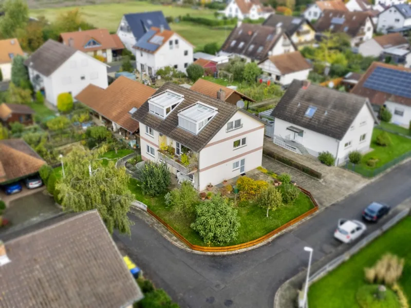 Luftansicht Grundstück mit gepflegtem Garten