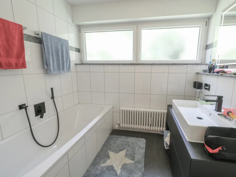 Modernes Badezimmer ...