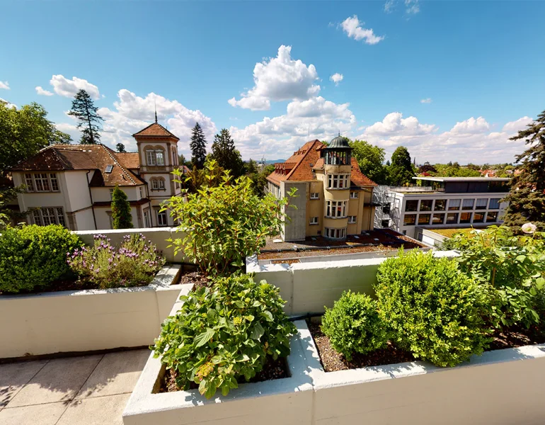 sonnige Terrasse mit schönem Ausblick