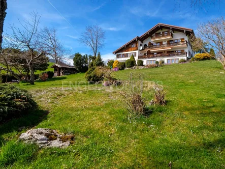 Ansicht des Hauses von Süd - Haus kaufen in Fischbachau - Chance: Mehrfamilienhaus mit Weitblick in Fischbachau