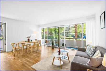 Wohnzimmer mit Ausgang zum Balkon - Wohnung mieten in München - Sonnige, renovierte 3-Zimmer-Wohnung mit XXL-Balkon in Bogenhausen