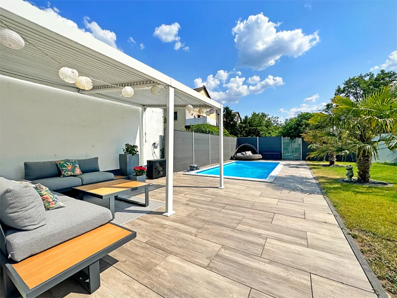 Poolbereich mit überdachter Terrasse - Haus kaufen in Bürstadt - Bezugsfertig, Modern und Finanzierungsübernahme mit nur 2,1% möglich