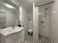Badezimmer mit Dusche im EG (VH)