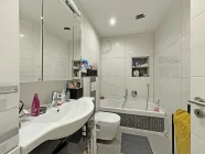 Badezimmer mit Badewanne im OG (HH)