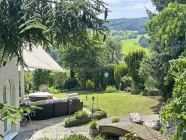 Die großzügige Terrasse verbindet verschiedene Sitzplätze und den terrassierte