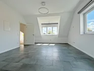 DG: Schlafzimmer mit ca. 24 m² Wohnfläche