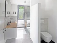 Badezimmer mit Dusche und Blick in den Garten