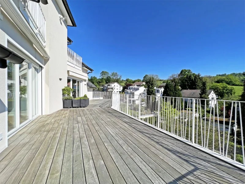 Großer Balkon mit Ausblick im Obergeschoss