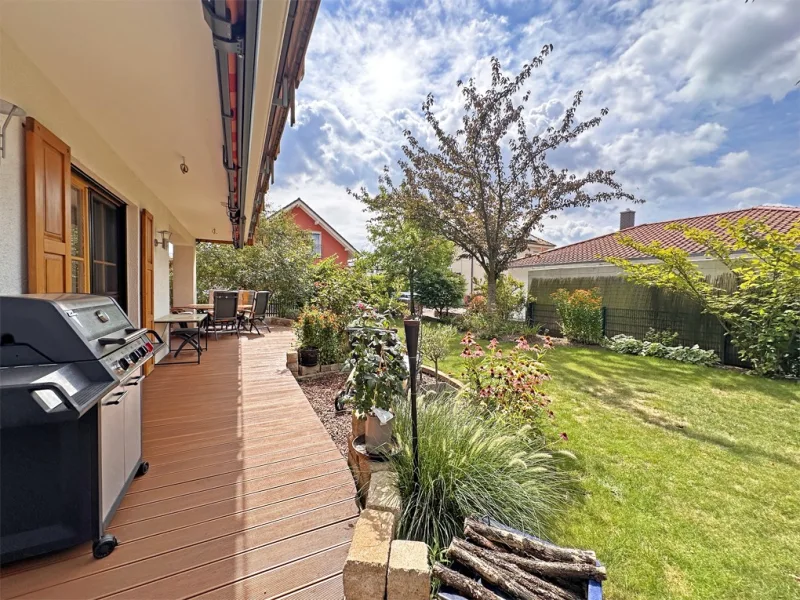 Überdachte Terrasse mit Blick in den Garten