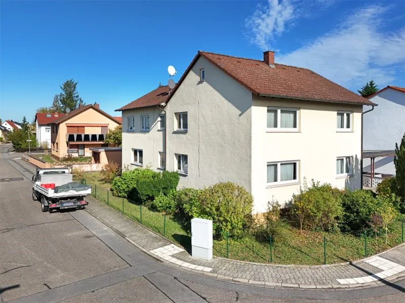 Die Südwest Fassade des variablen Zweifamilienhauses zum Straßenraum.