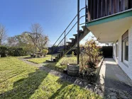 Sonniger Garten mit Blick auf die Bergstraße