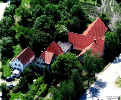 Luftbild  - Haus kaufen in Gallmersgarten - Kleines Paradies für Pferd und Reiter / historisches Anwesen im westlichen Mittelfranken