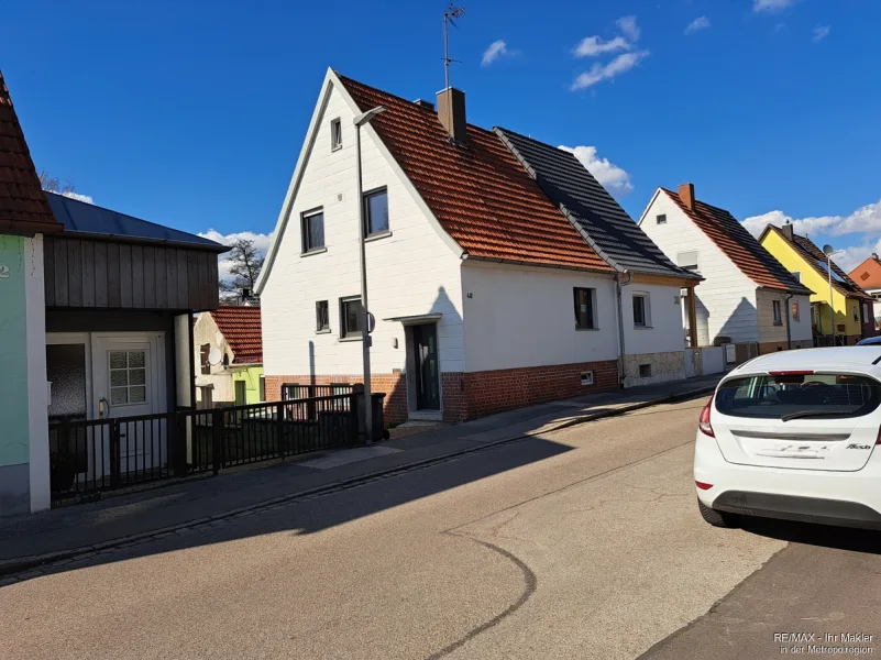 Außenansicht Straßenseite - Haus kaufen in Ansbach - Gesucht: handwerklich begabte Eigentümer für Wohnraumverwirklichung