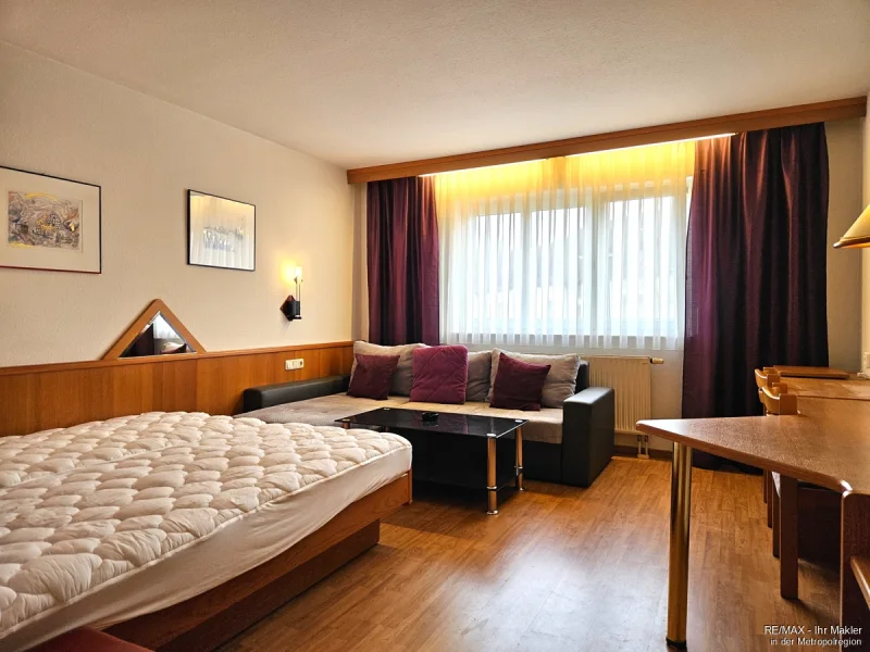 Wohn-Ess-Schlafzimmer - Wohnung kaufen in Schwanstetten - Gemütliche Ein-Zimmer-Wohnung mit Pantryküche in ruhiger Lage