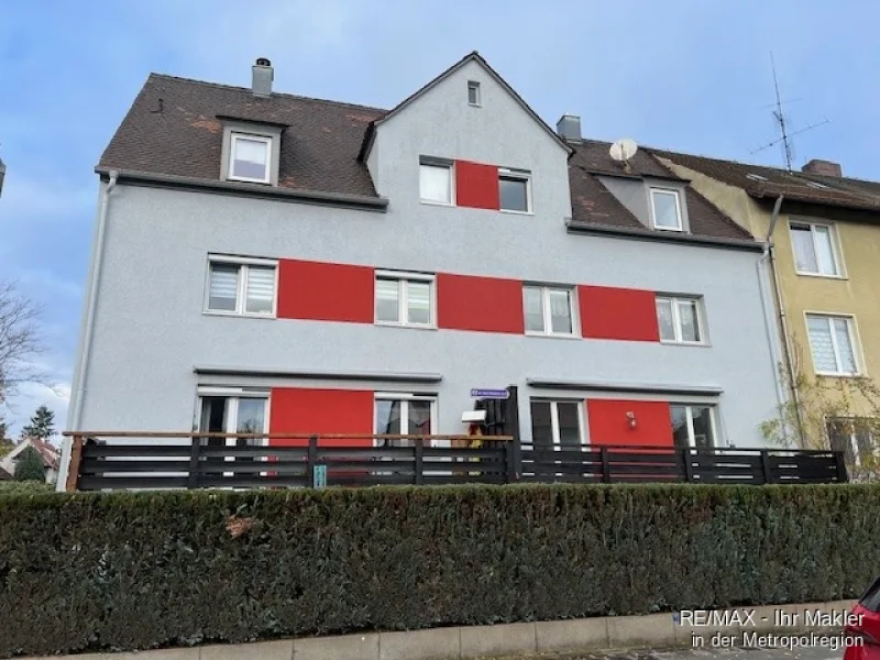 Außenbild - Wohnung kaufen in Stein - Helle 3 Zimmer-Dachgeschosswohnung mit Stellplatz