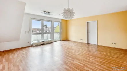 Wohnzimmer - Wohnung kaufen in Fürth - Ihr neues Zuhause mit Raum für individuelle Gestaltung: Ausbaupotenzial im Spitzboden