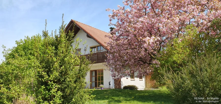 Aussenansicht - Haus kaufen in Roth - Großes Wohnhaus mit 2 Wohneinheiten und 3 Apartments in ruhiger Lage