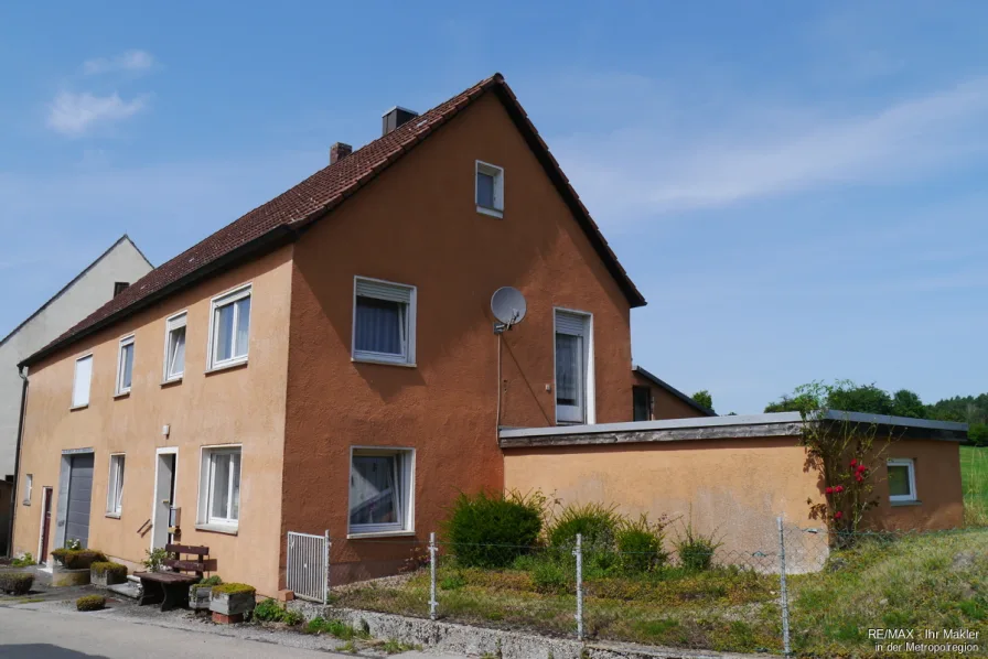 Titelbild - Haus kaufen in Ansbach - Renovierungsbedürftiges Bauernhaus / ehemalige Hofstätte im Stadtgebiet Ansbach