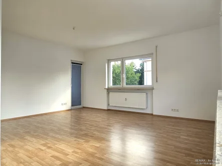 Wohnzimmer - Wohnung mieten in Schwabach - Helle 2 Zimmer Wohnung mit Balkon in zentraler Lage!