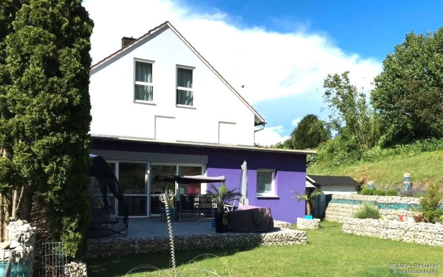 Titelbild - Wohnung kaufen in Roßtal - Großzügige, moderne Wohnung mit Terrasse, Balkon und eigenem Garten