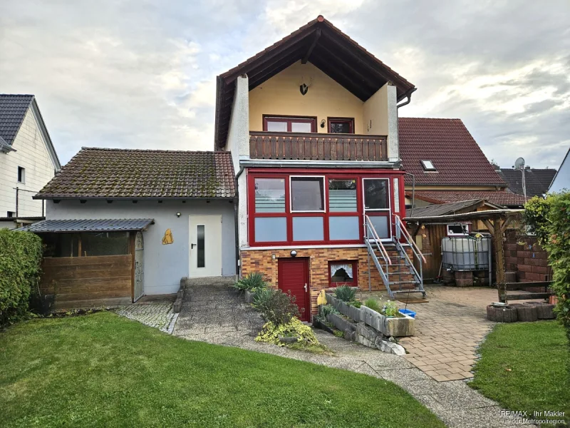 Hausansicht- 2 - Haus kaufen in Gunzenhausen - Gepflegtes Zweifamilienhaus mit Wintergarten, Doppelgarage und attraktiven Extras