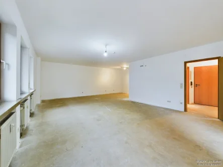 Wohnen / Essen - Wohnung kaufen in Erlangen - Zur Kapitalanlage oder als Eigennutz, große Wohnung mit Balkon und TG-Stellplatz