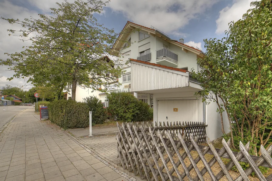 Außenbild Fassade - Wohnung kaufen in Höhenkirchen-Siegertsbrunn - Attraktive, großzügige 1-Zimmer-Wohnung mit Balkon - Perfekt für Investoren 