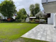 weitläufiger, eingezäunter Garten