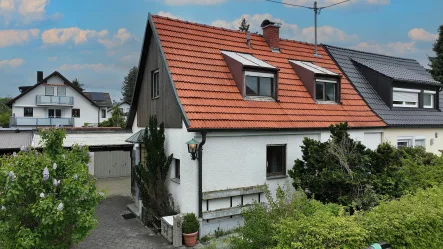 Charmant und grün - Haus kaufen in München - Charmantes Gartendomizil mit Entwicklungspotential