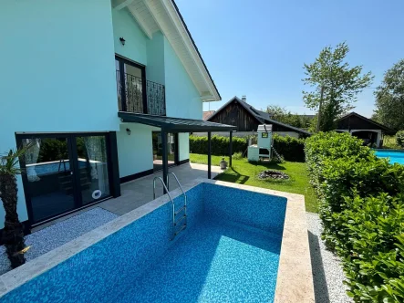 Hausansicht mit Pool - Haus mieten in Brunnthal - Einfamilienhaus + Wärmepumpe + Brunnthal b. München