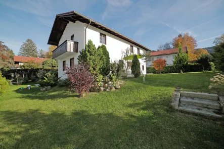 Gartenseite - Haus kaufen in Bad Heilbrunn - Großzügiges Wohnhaus mit Ferienapartments und sonnigem Garten