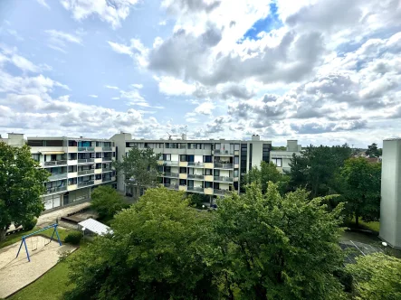 Blick vom Balkon - Wohnung kaufen in Unterschleißheim - Sonnige 2-Zimmer-Kapitalanlage in Unterschleißheim-Lohhof