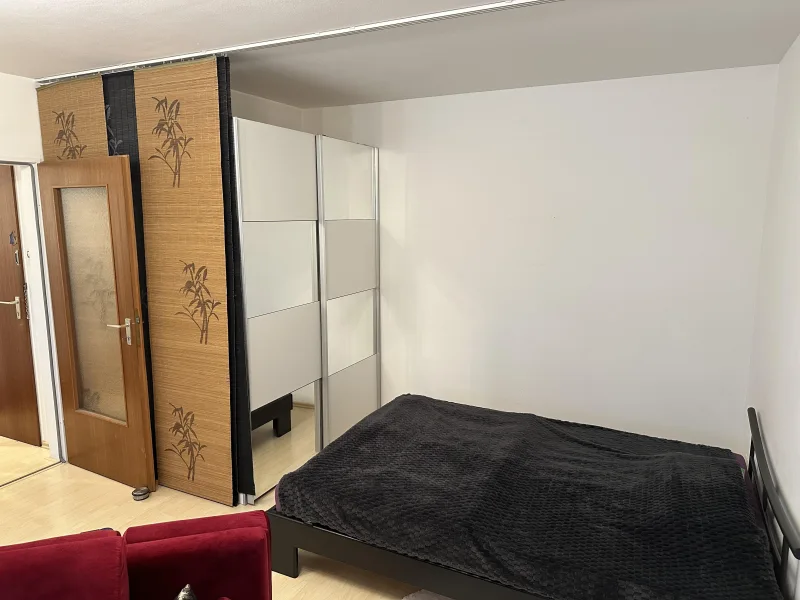 Schlafbereich mit Schrank und Abtrennung