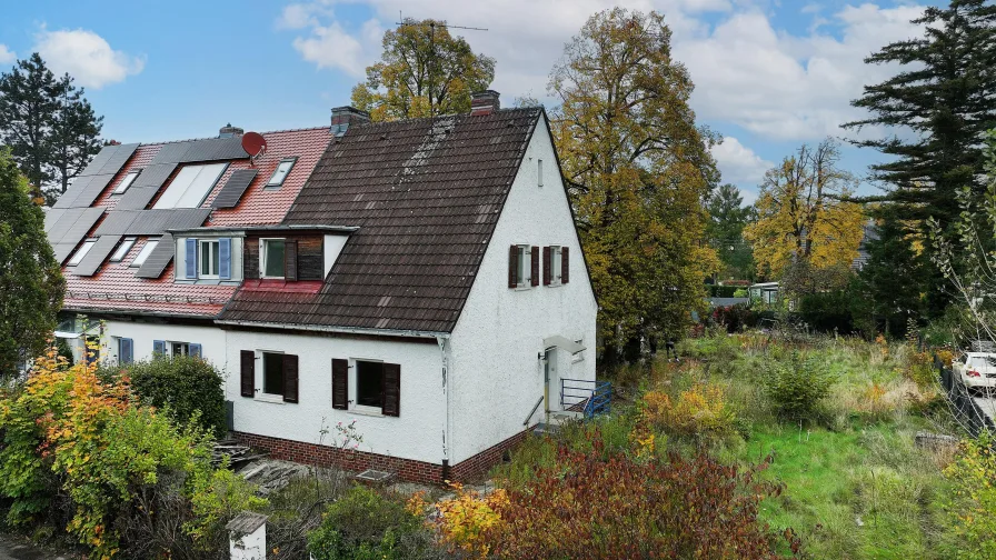 Haus mit großem Garten - Haus kaufen in Germering - Vielseitiges Wohnpotenzial: Bestand sanieren oder Neubau mit 2 Wohneinheiten realisieren