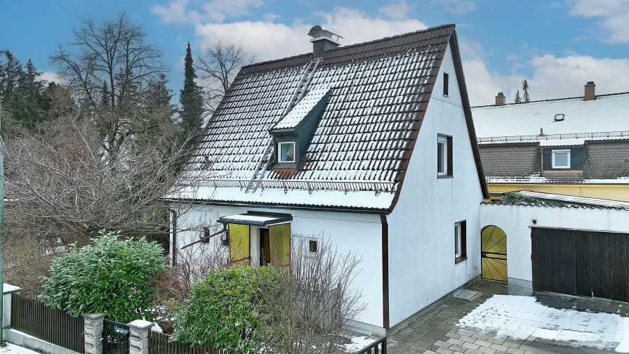 Happy Nest - Haus kaufen in München - Rüstiges Hexenhäuschen zur sofortigen Übernahme - Besenstellplatz inklusive! 