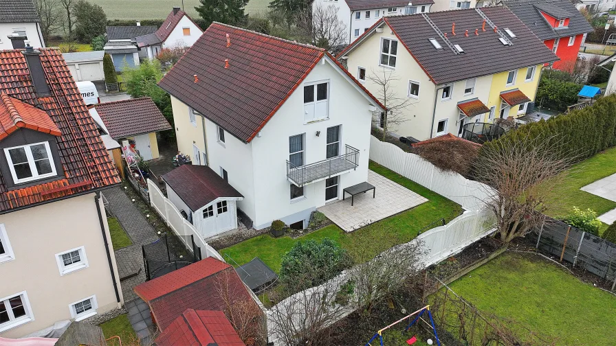 Luftbild - Haus kaufen in Garching - Charmante Doppelhaushälfte – Ihr neues Zuhause wartet auf Sie!