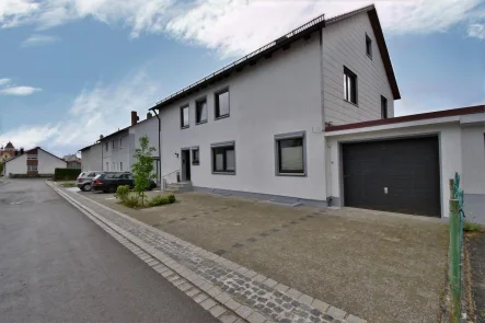 Außenansicht und Garage 2 - Haus kaufen in Buchdorf - Ideal für Familien oder Kapitalanleger: Gepflegtes Mehrfamilienhaus in traumhafter Lage
