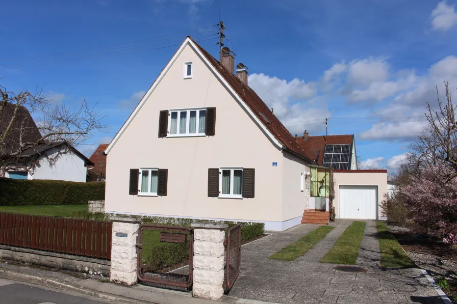 Ansicht Süd - Haus kaufen in Kaufering - Älteres Einfamilienhaus in sehr guter Lage