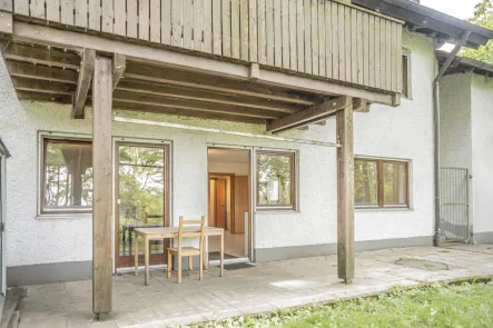 Außenansicht - Wohnung kaufen in Unterföhring - Absolute Besonderheit: 2-Zimmer-Wohnung mit Garten am Waldrand in bester Lage!
