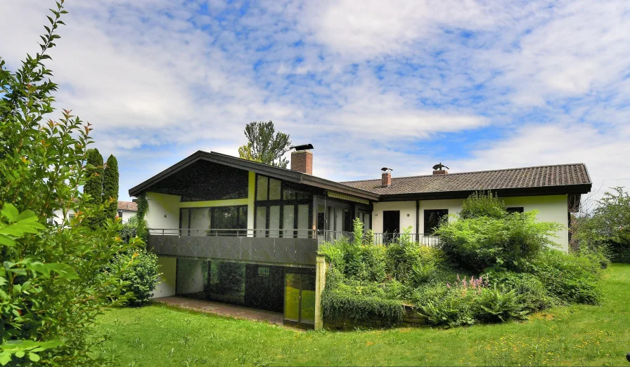 Villen-Bungalow in Westausrichtung - Haus kaufen in Stephanskirchen - Siebzigerjahre Villenbungalow auf parkähnlichem Gartengrundstück