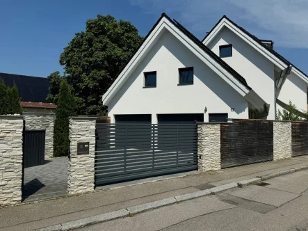 Hausansicht - Haus kaufen in Windach - Neuwertige Doppelhaushälfte mit Doppelgarage in Windach