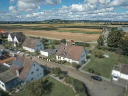 Drohnenaufnahme - Haus kaufen in Höchstädt - Handwerker aufgepasst: Doppelhaushälfte mit Möglichkeit der Nachverdichtung in Höchstädt!