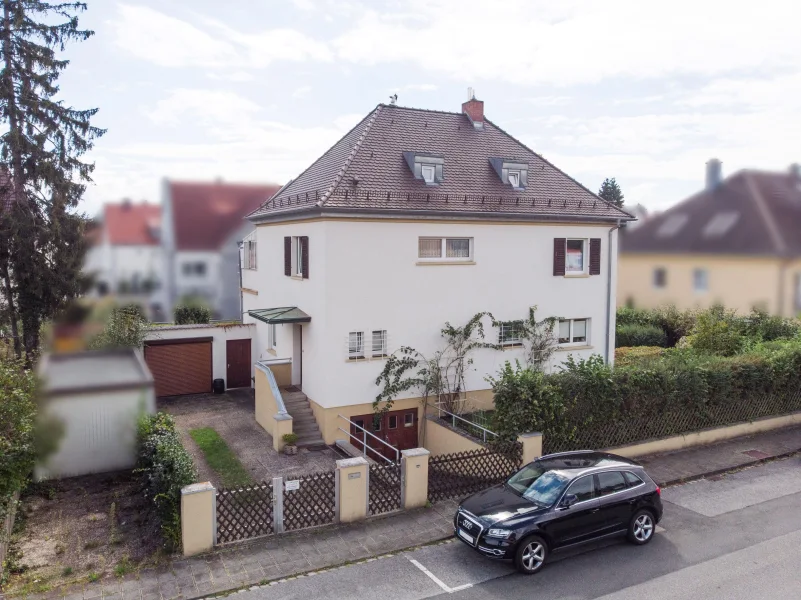 AußenFrontansicht - Haus kaufen in Nürnberg - Einfamilienhaus in beliebter und familienfreundlicher Lage von Nürnberg