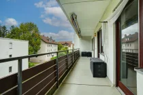 weitläufiger Balkon