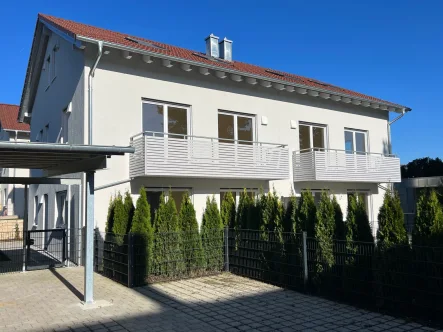 Hausansicht - Haus kaufen in Holzkirchen - Neubau - DHH mit viel Platz für eine große Familie