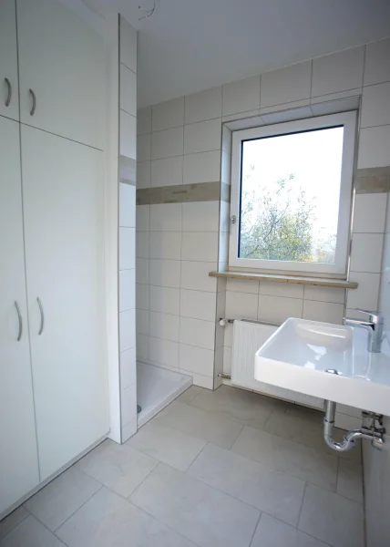 Badezimmer EG mit Dusche und Einbauschrank